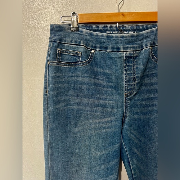 Chico's Jewel Cuffed Pull-On Ankle Jegging Cropped Jeans - 8R (31") - Picture 7 of 11